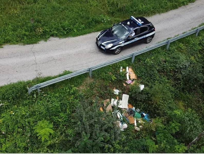 Valdagno – Rifiuti abbandonati, l’appello di Polizia Locale e Comune: “Attenzione a chi vi affidate per sgomberi e smaltimenti”