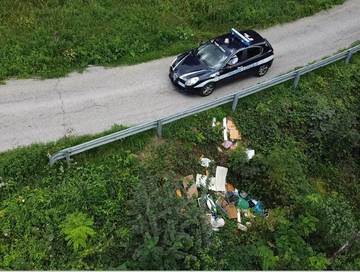 Valdagno – Rifiuti abbandonati, l’appello di Polizia Locale e Comune: “Attenzione a chi vi affidate per sgomberi e smaltimenti”